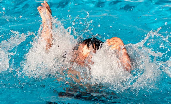 Alanya’da iki kardeş havuzda boğulma tehlikesi geçirdi
