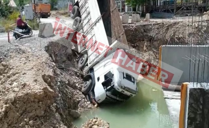 Alanya’da kamyon köprü inşaatına devrildi