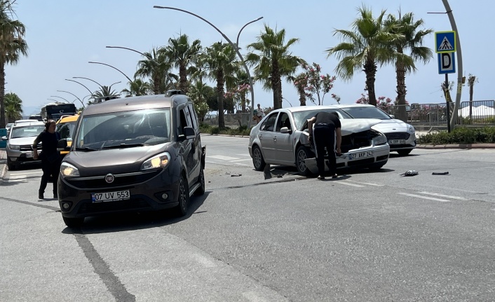 Alanya’da maddi hasarlı kaza!