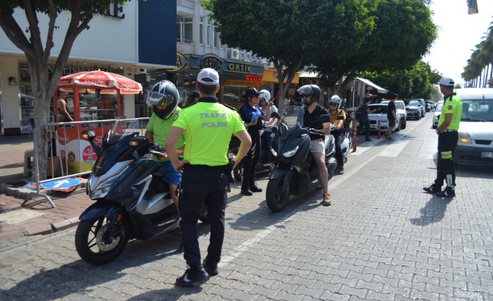 Alanya’da motosiklet sürücülerine bayram öncesi ceza yağdı!