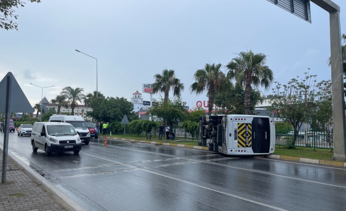 Alanya’da otel çalışanlarını taşıyan servis aracı devrildi: 13 yaralı