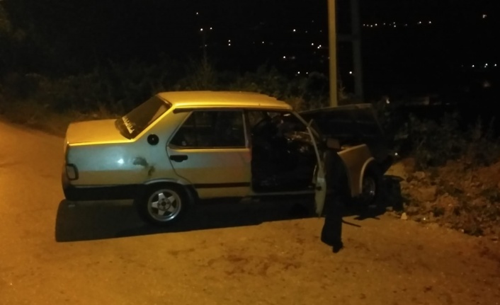 Alanya’da otomobil aydınlatma direğine çarptı: 2 yaralı