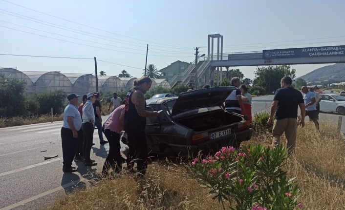 Alanya’da otomobilin refüje çarptı: 4 yaralı