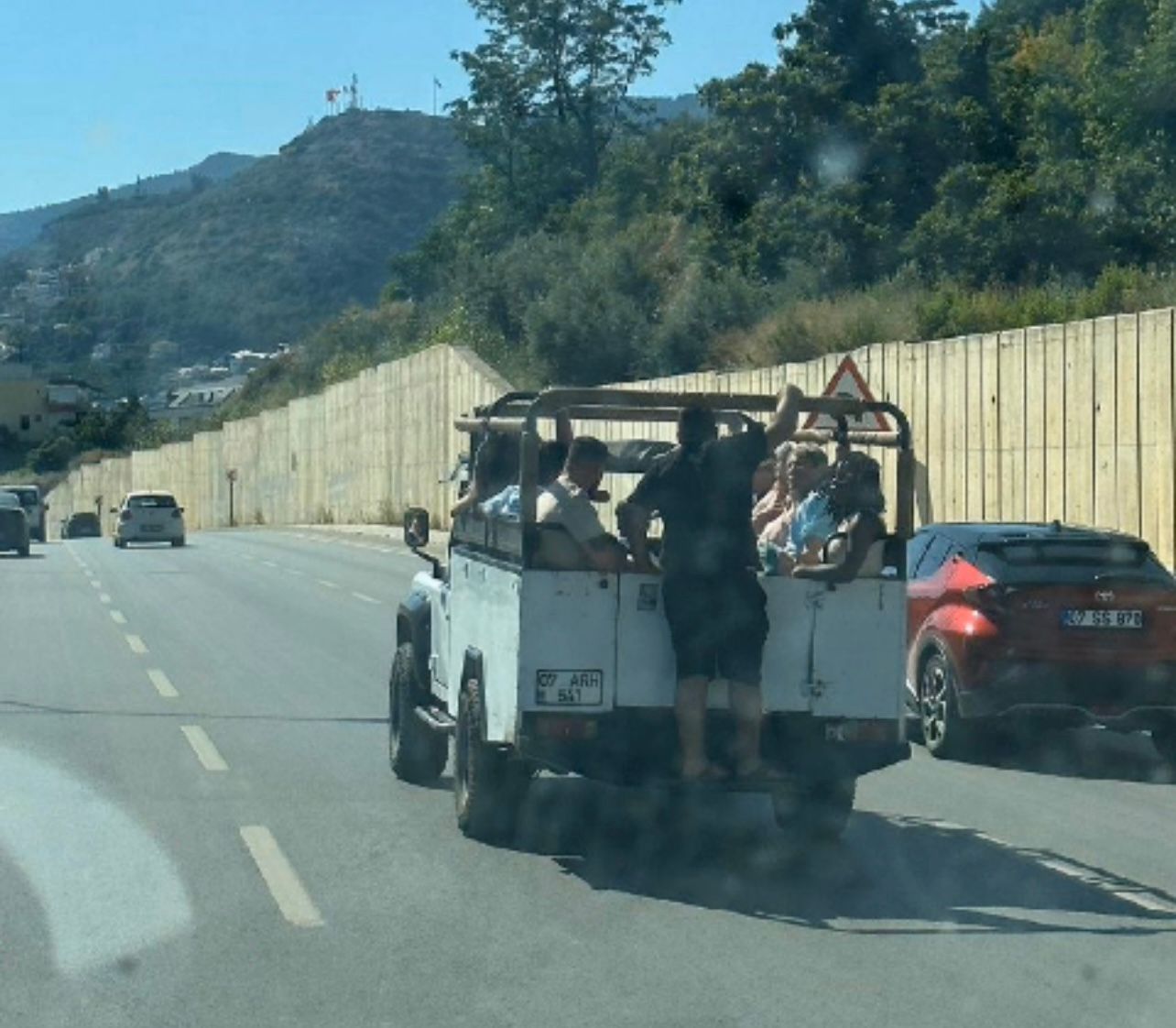 Alanya’da safari aracında tehlikeli yolculuk