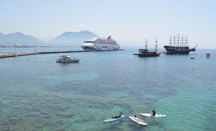 İsrailli turistler Alanya’ya denizden geldi