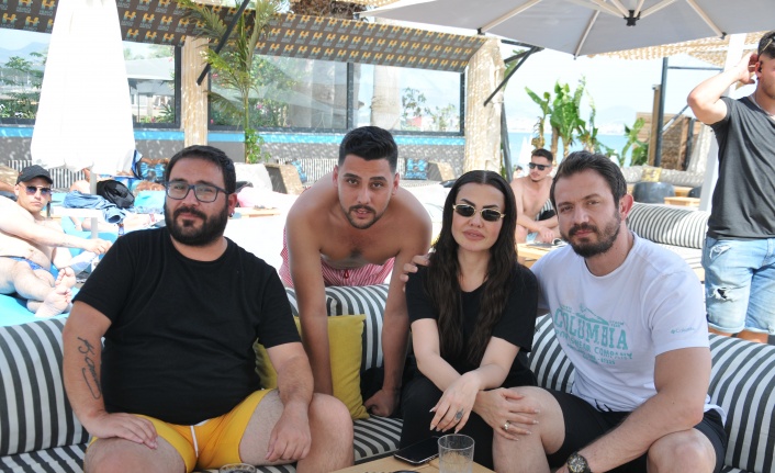 Şarkıcı Lara, Yıldız ve Erkuş ile Hugo Beach Club’da bir araya geldi