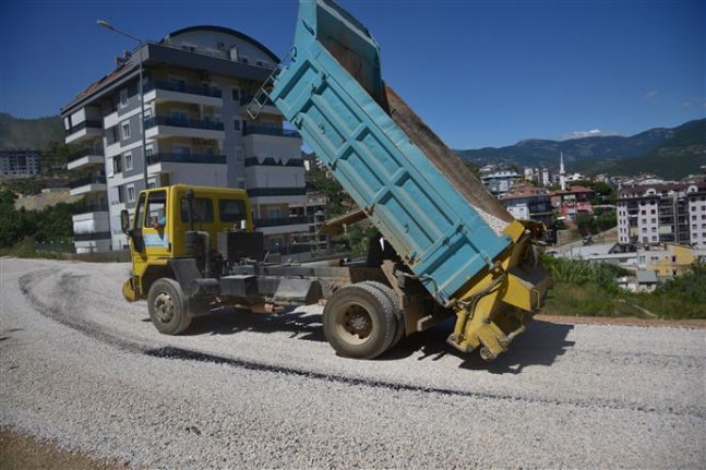 Alanya Belediyesi'nden 3 koldan asfalt