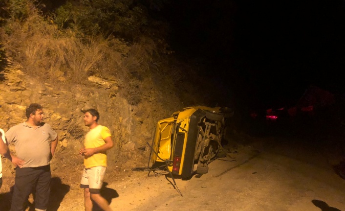 Alanya’da kontrolden çıkan otomobil devrildi: 5 yaralı