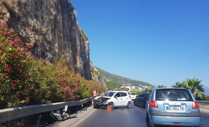 Alanya’da araç bariyerlere çarptı!