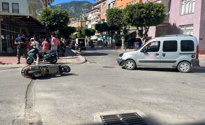 Alanya’da motosiklet ile hafif ticari araç çarpıştı: 1 yaralı