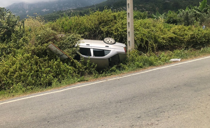 Alanya’da otomobil şarampole devrildi: 2 yaralı