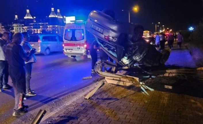 Alanya’da otomobil bariyerlere çarptı:  1’i ağır 4 kişi yaralandı