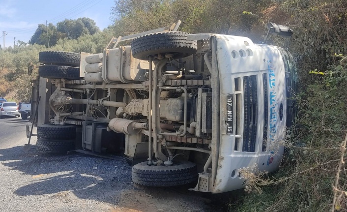 Alanya’da çöp kamyonu devrildi: 2 yaralı