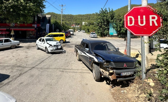 Alanya’da otomobil ile kamyonet çarpıştı: 1 yaralı