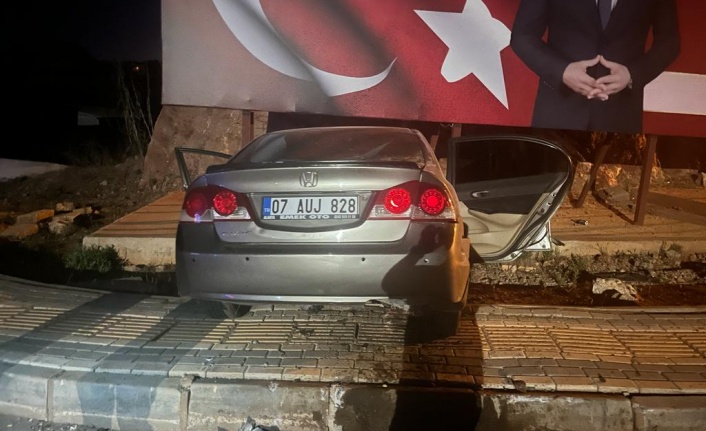 Alanya’da otomobil kaldırıma çarptı: 2 yaralı