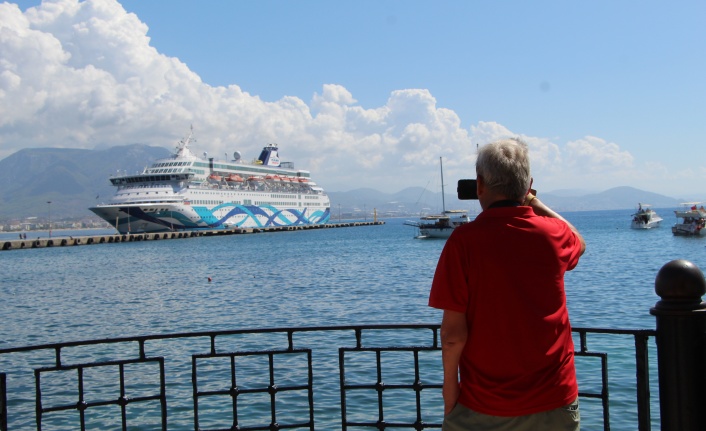 İsrailli turistler Alanya’ya denizden geldi