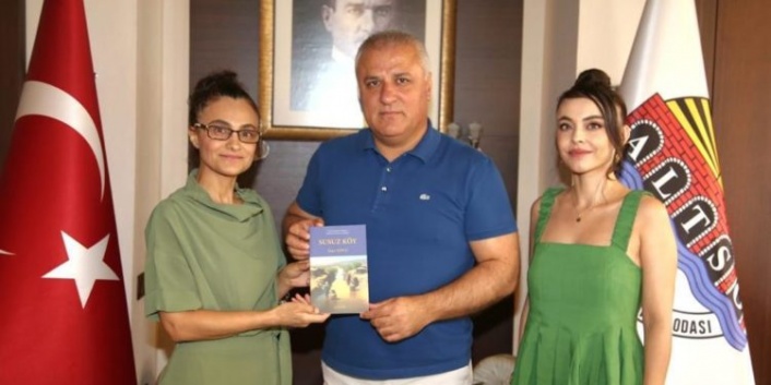 Yazar Suna Topçu Başkan Erdem’e kitap hediye etti