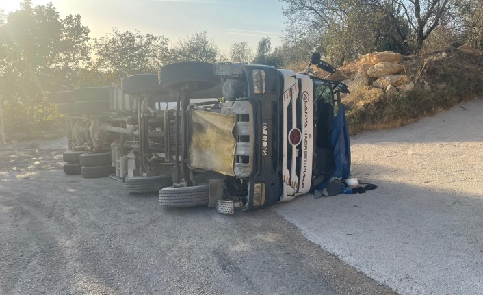Alanya’da virajı alamayan çimento kamyonu devrildi: 1 yaralı