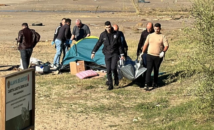 Alanya'da sahilde erkek cesedi bulundu