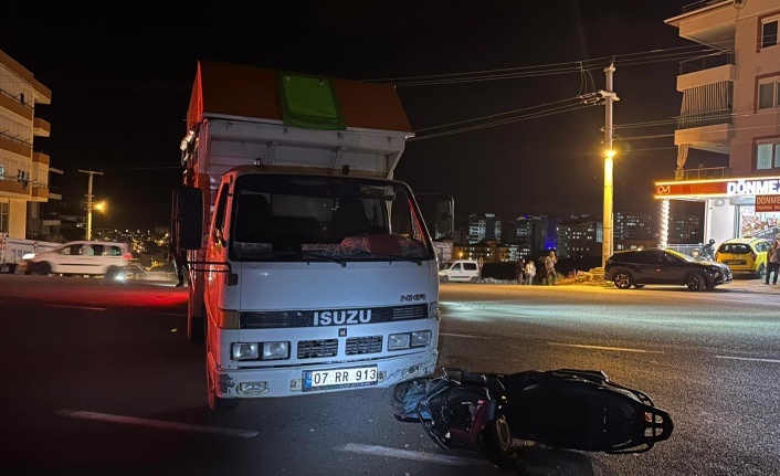 Alanya’da kamyonet ile motosiklet çarpıştı: 1 yaralı