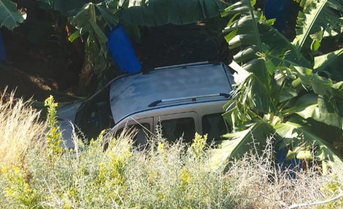 Alanya’da muz bahçesine devrilen araçta sürücü ağır yaralandı