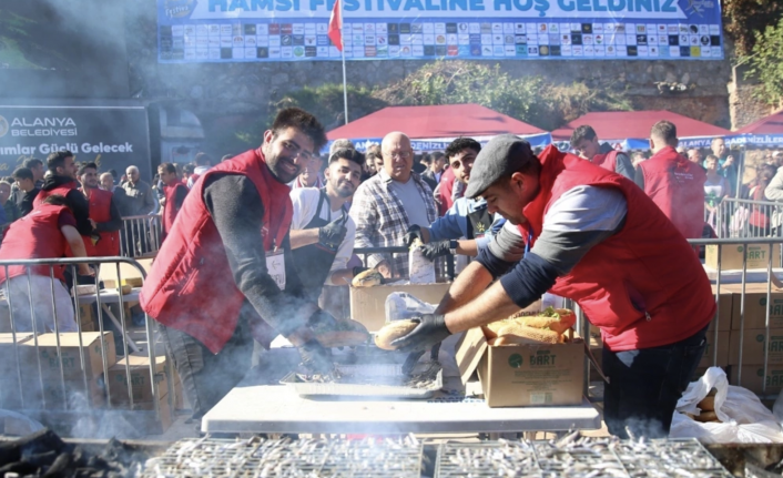 Alanya’da Karadenizliler Derneği ‘Hamsi Festivali’ düzenledi