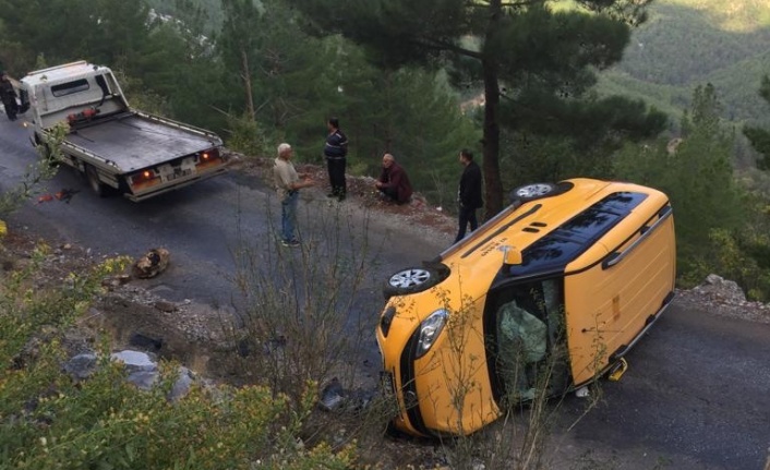 Alanya’da ticari taksi devrildi: 2 yaralı