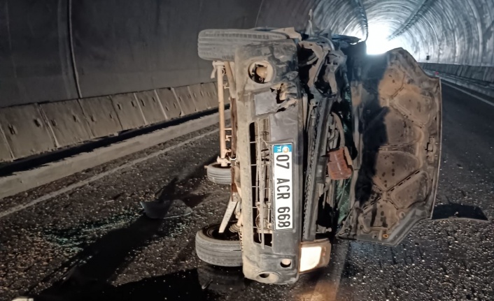 Alanya’da traktör ile çarpışan araç hurdaya döndü