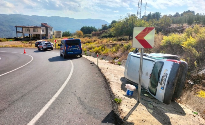 Alanya’da virajı alamayan hafif ticari araç devrildi