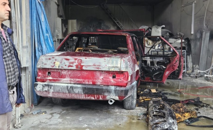 Alanya'da sanayi bölgesinde meydana gelen yangında araç kül oldu