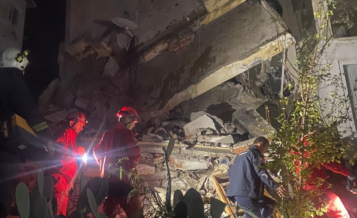 Alanya’da 3 katlı bina çöktü