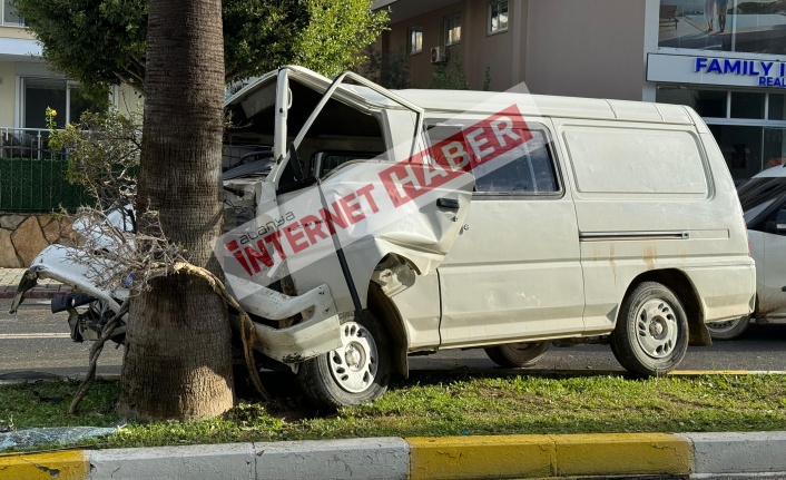 Alanya’da panelvan ile otomobil çarpıştı: 1 yaralı