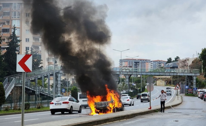 Alanya’da seyir halindeki otomobil yandı