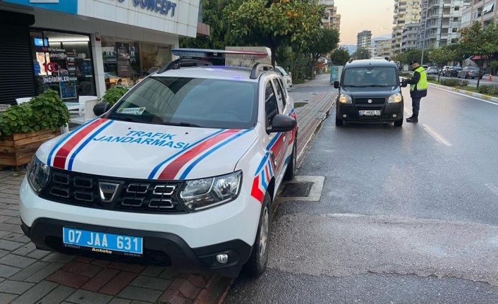 Alanya’da jandarma 11 aracı trafikten men etti