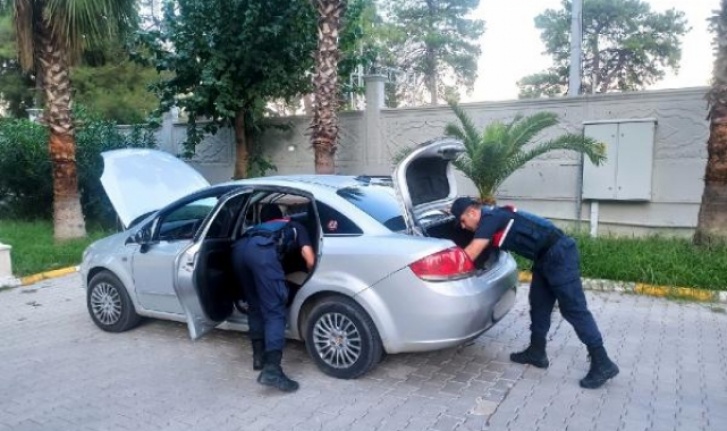 Alanya’da park halindeki otomobilden uyuşturucu madde çıktı