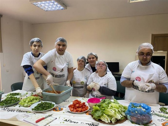 Alanya'da engelli bireyler eğlenirken öğreniyorlar