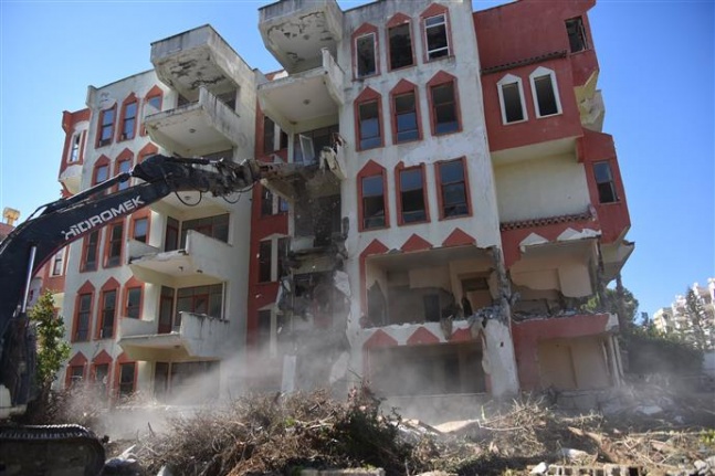 Alanya’da uyuşturucu ile mücadele kapsamında o mahallede metruk bina yıkıldı
