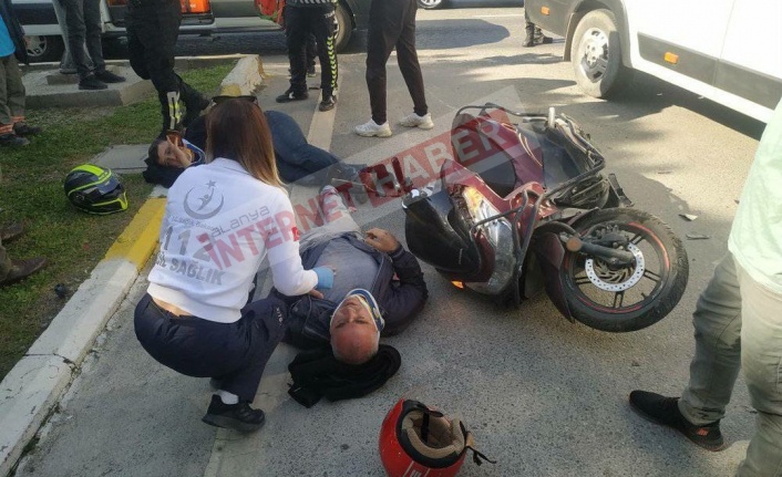 Alanya’da motosiklet ile servis minibüsü çarpıştı: 2 yaralı