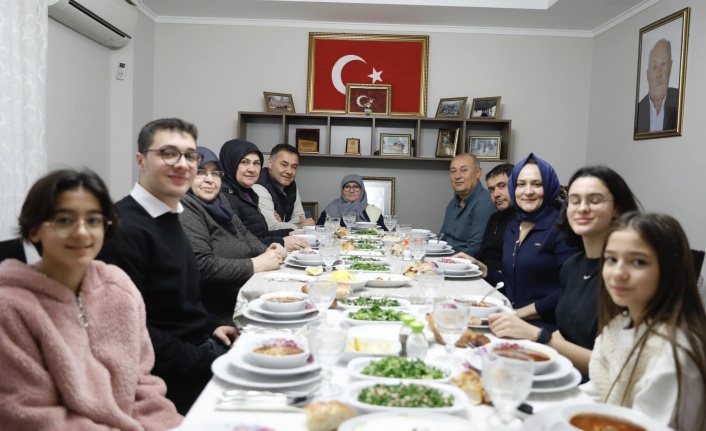 Başkan Yücel, çocukluk arkadaşı şehidin ailesi ile iftar açtı