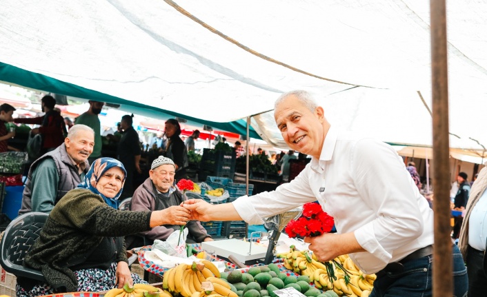 Özçelik, pazar esnafını ziyaret etti