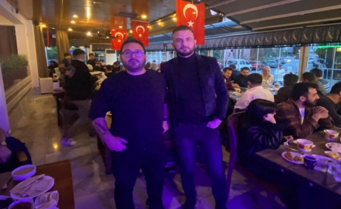 Yıldız ve Çelik dostlarıyla geleneksel iftar yemeğinde buluştu