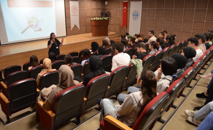 Alanya’da Aysel hemşireden öğrencilere ders