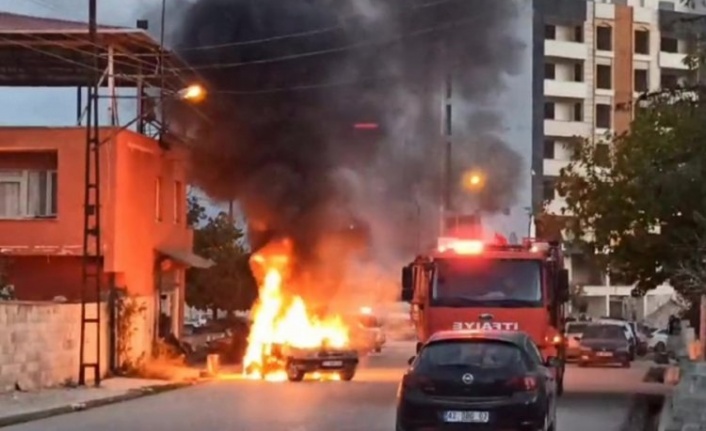 Alanya’da park halindeki hafif ticari araç yandı