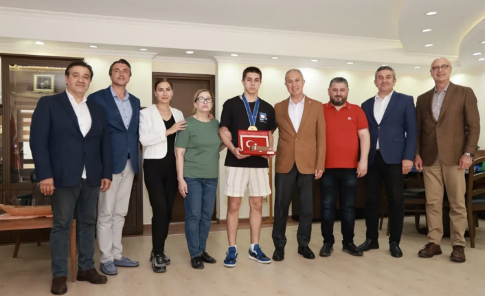 Alanyasporlu Dünya Şampiyonu Başkan Özçelik'i ziyaret etti