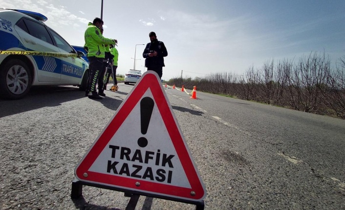 Alanya’da otomobil kaldırıma çarptı: 1 yaralı