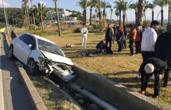 Alanya'da elektrik direğine çarpan kadın sürücü yaralandı