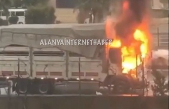 Alanya'da seyir halindeki kamyon yandı