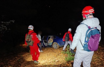 Alanya'da mahsur kalan vatandaşları AKUT kurtardı