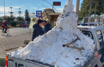 Alanya’da gençler, mahallelerindeki çocukları karla sevindirdi