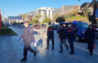 Alanya’da aranan şahıs eczaneden ilaç alırken yakalandı